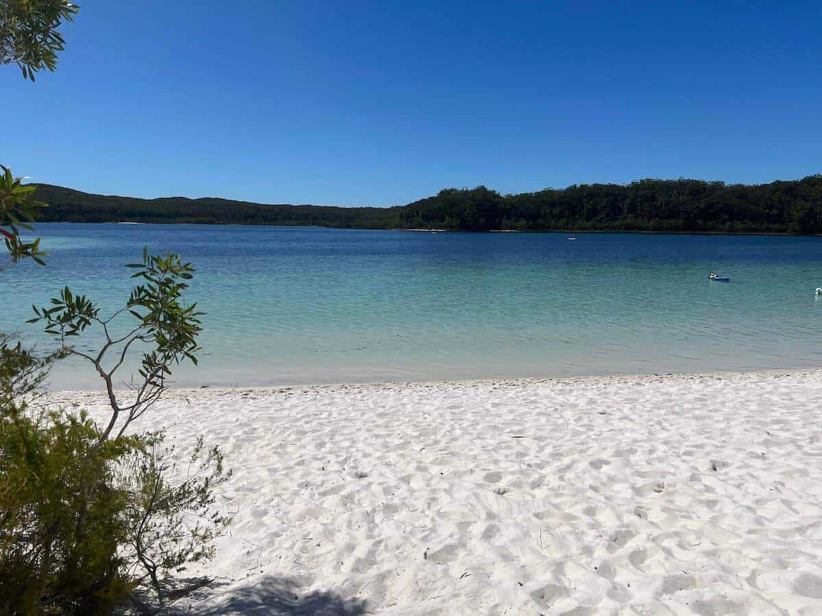 lake mckenzie white sand beach and water